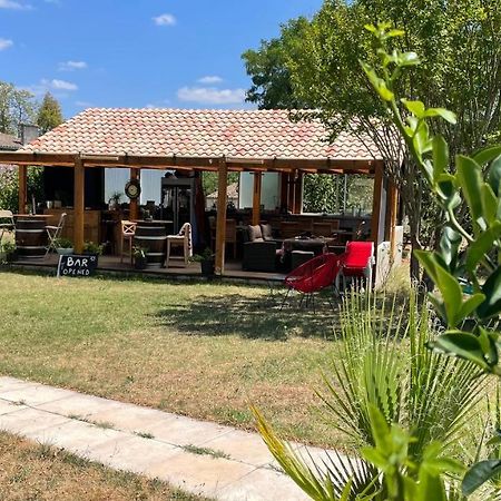مبيت وإفطار Les Artigues-de-Lussac Aux Abris Des Vents D'Anges المظهر الخارجي الصورة